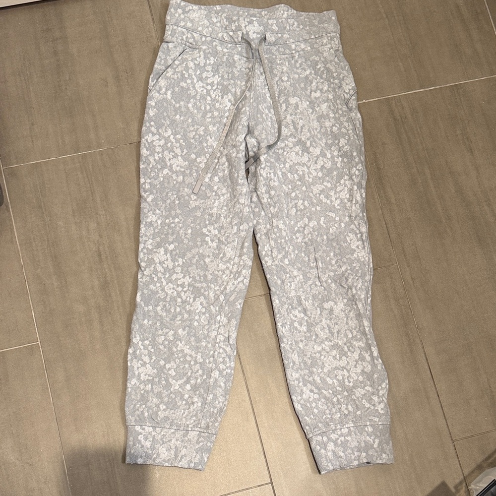 lululemon athletica Light Gray Floral Print Jogger Leggings